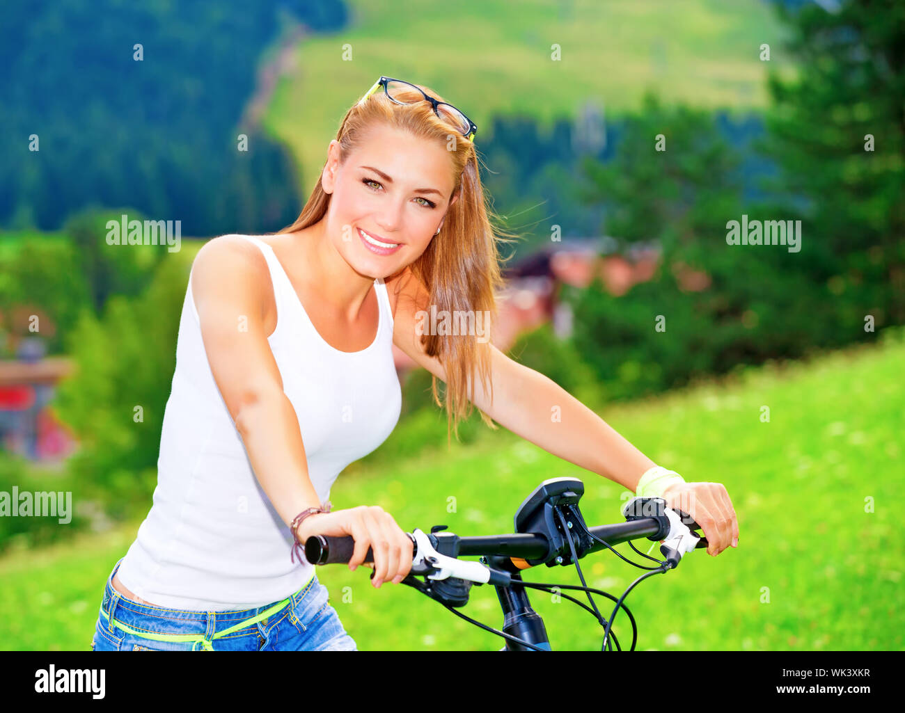 Équitation, vélo dans les montagnes des Alpes Banque D'Images