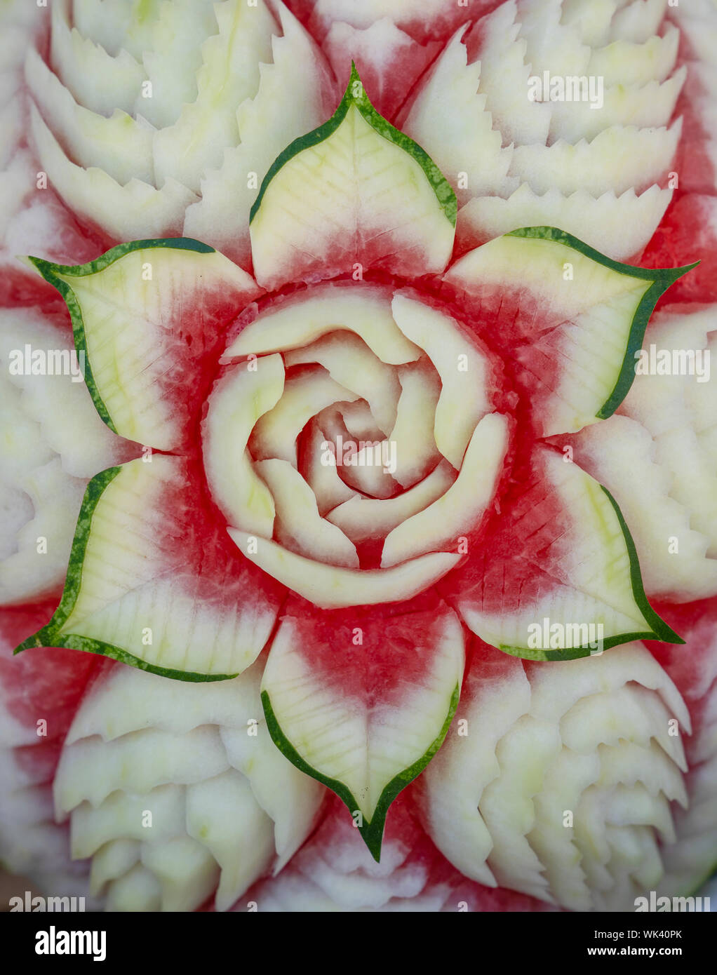 Sculpture juteux melon d'eau se transforme en une très belle fleurs. Art de  la sculpture sur fruits et légumes. L'art de la Thaïlande Photo Stock -  Alamy