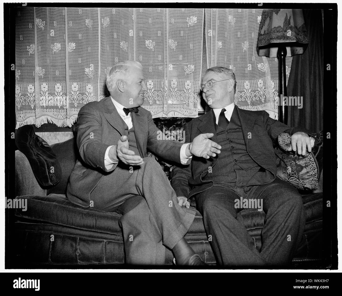 Le sénateur de l'Iowa joue chant du cygne. Washington, D.C., le 14 avril. Peut-être pas si accompli musicalement que dans les affaires de l'Etat est le sénateur Guy Gillette de l'Iowa, mais il pourrait ici être décrit comme jouant symboliquement chant du cygne car il dit qu'il n'a pas l'intention de se présenter aux élections à nouveau lorsque vient le temps. Rempl. Fred Gilchrist, aussi, de l'Iowa, coudes une oreille critique à l'interprétation du sénateur, 4-14-39 Banque D'Images