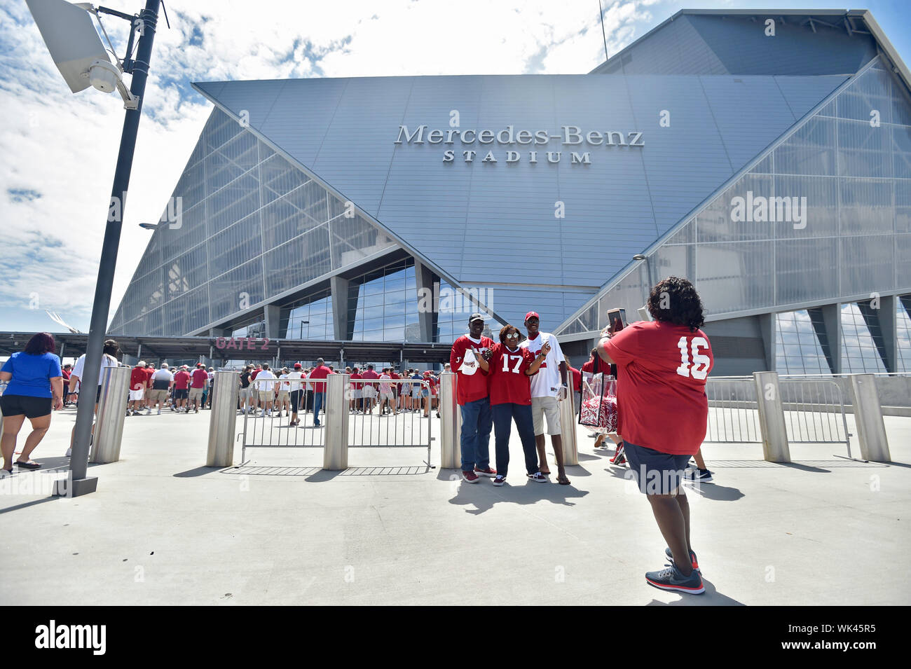 31 août 2019 : Plusieurs Alabama fans se réunissent pour une photo à l'extérieur du stade Mercedes-Benz avant le Chic-fil-Un jeu de lancement d'un match de football NCAA College à Atlanta, GA. McAfee Austin/CSM Banque D'Images