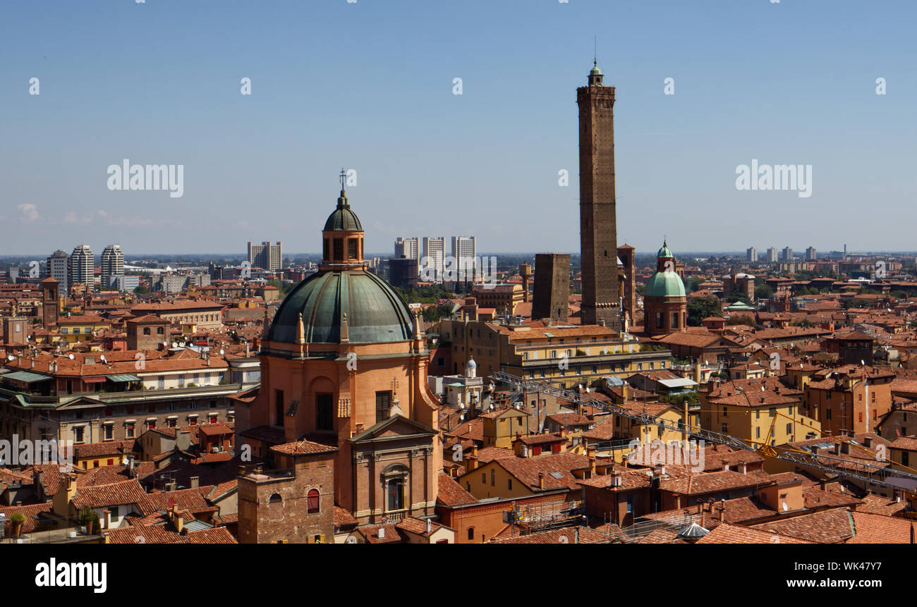 Vue panoramique sur le vieux centre-ville médiéval de Bologne. Paysage urbain depuis la terrasse panoramique de San Petronio. Bologne, Emilie-Romagne, Italie. Banque D'Images