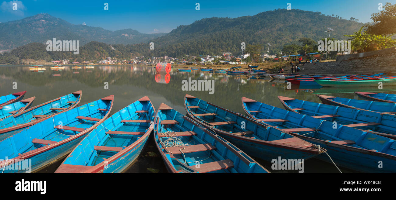 Phewa Lake - au 2ème plus grand lac du Népal situé dans la vallée de Pokhara près de Pokhara et Sarangkot mountain Banque D'Images