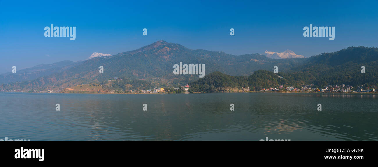 Phewa Lake - au 2ème plus grand lac du Népal situé dans la vallée de Pokhara près de Pokhara et Sarangkot mountain Banque D'Images