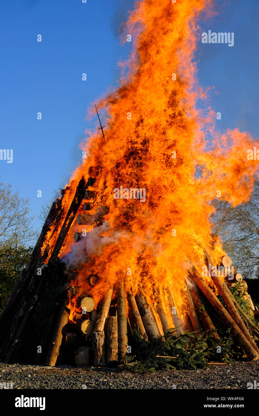 Osterfeuer, Tradition, christliche Funkenflug, Brandgefahr, Scheiterhaufen, Feuer, marque, Flammen, Lagerfeuer, Lagerfeuerromantik Banque D'Images