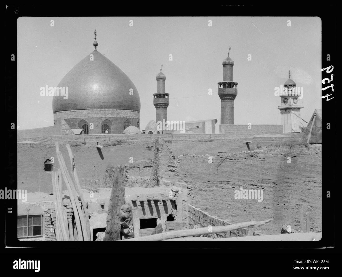 L'Iraq. An Nadjaf. Première ville sacrée des musulmans chiites, c.-à-d. les musulmans. La grande mosquée avec le dôme et les minarets recouvert d'or Banque D'Images