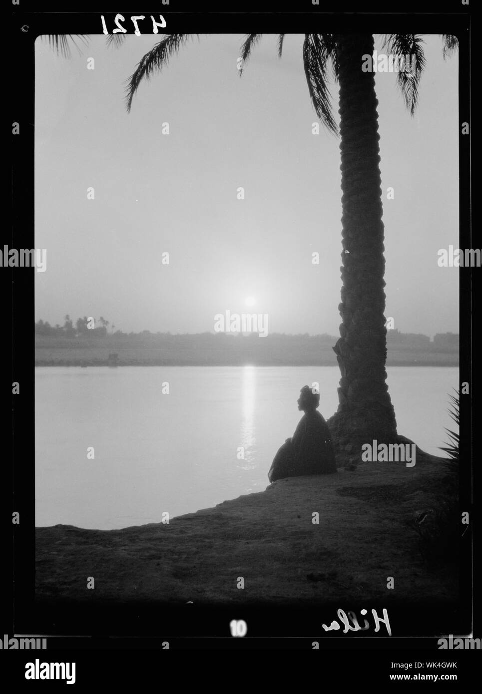 L'Iraq. Scènes sur le fleuve Euphrate prises à Hilla. Une rêverie sur les rives du fleuve Banque D'Images