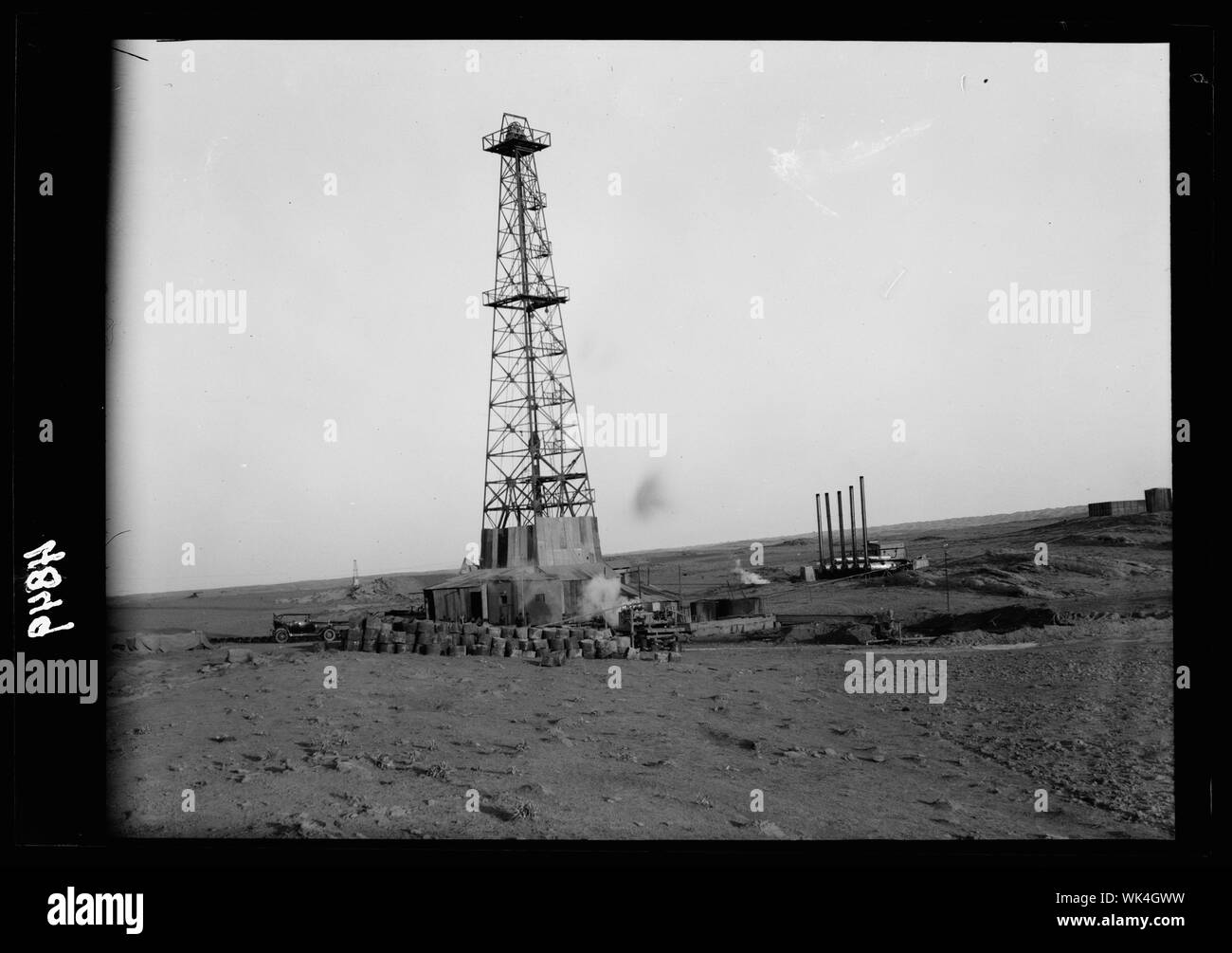 L'Iraq. Puits de pétrole et le camp de l'Iraq Petroleum Company. (5 milles au sud de Kirkouk). District de Kirkouk. Un foreur de pétrole. Montrant toute la hauteur de la tour de forage Banque D'Images