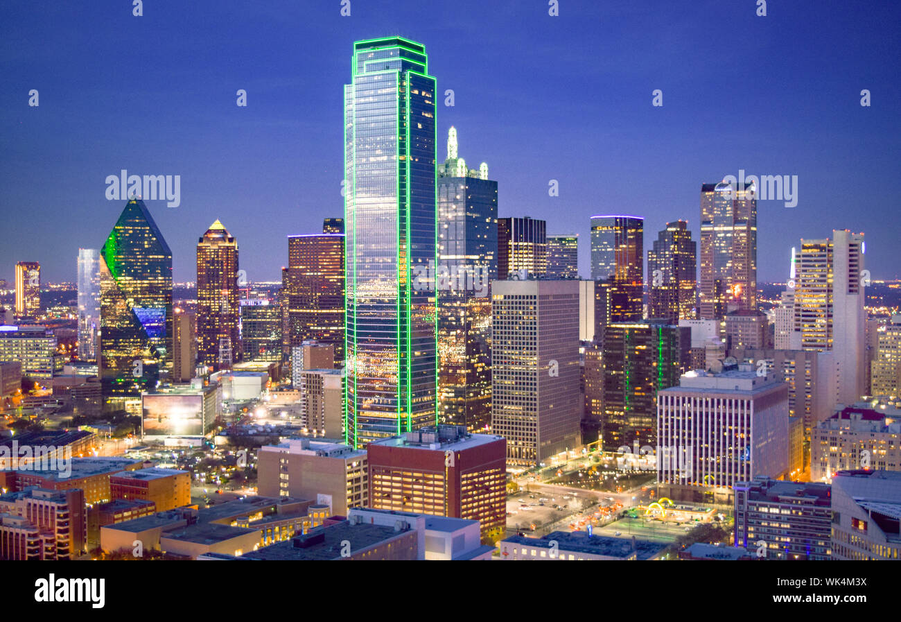 Vue aérienne du centre-ville de Dallas au crépuscule - Dallas, Texas, USA Banque D'Images