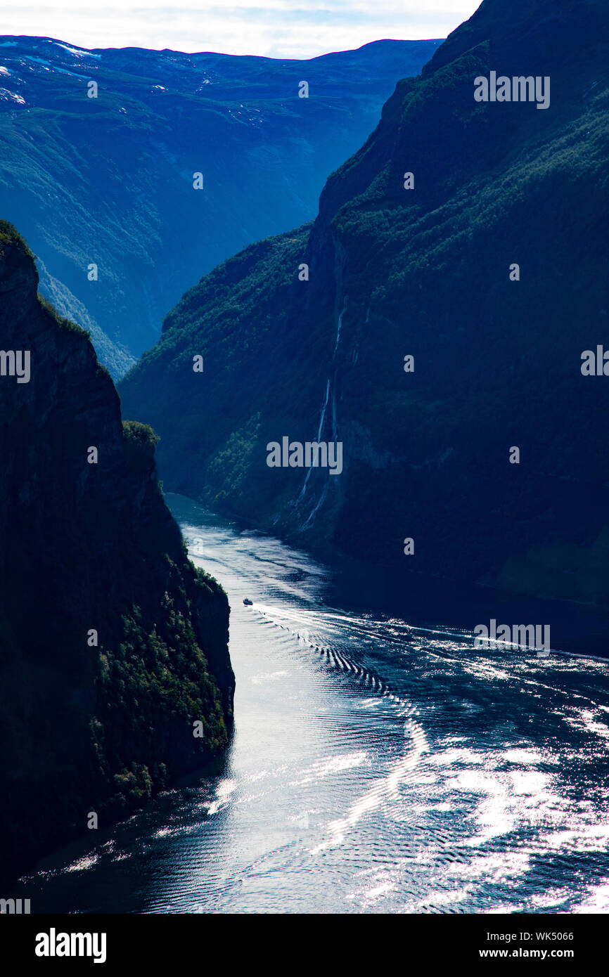 Bateau naviguant dans fjord de Geiranger, Norvège Banque D'Images