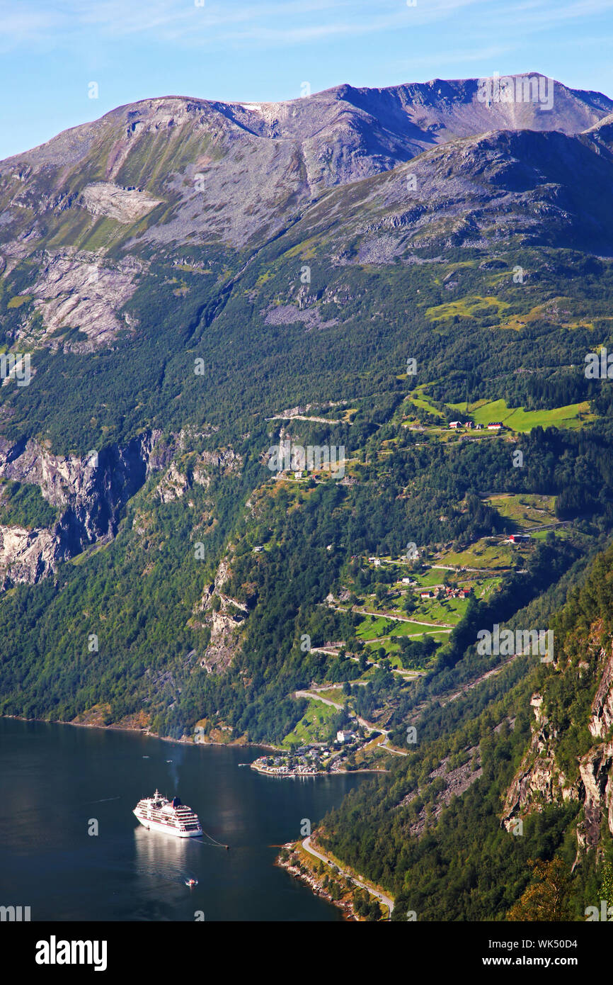 En bateau de croisière fjord de Geiranger, Norvège Banque D'Images