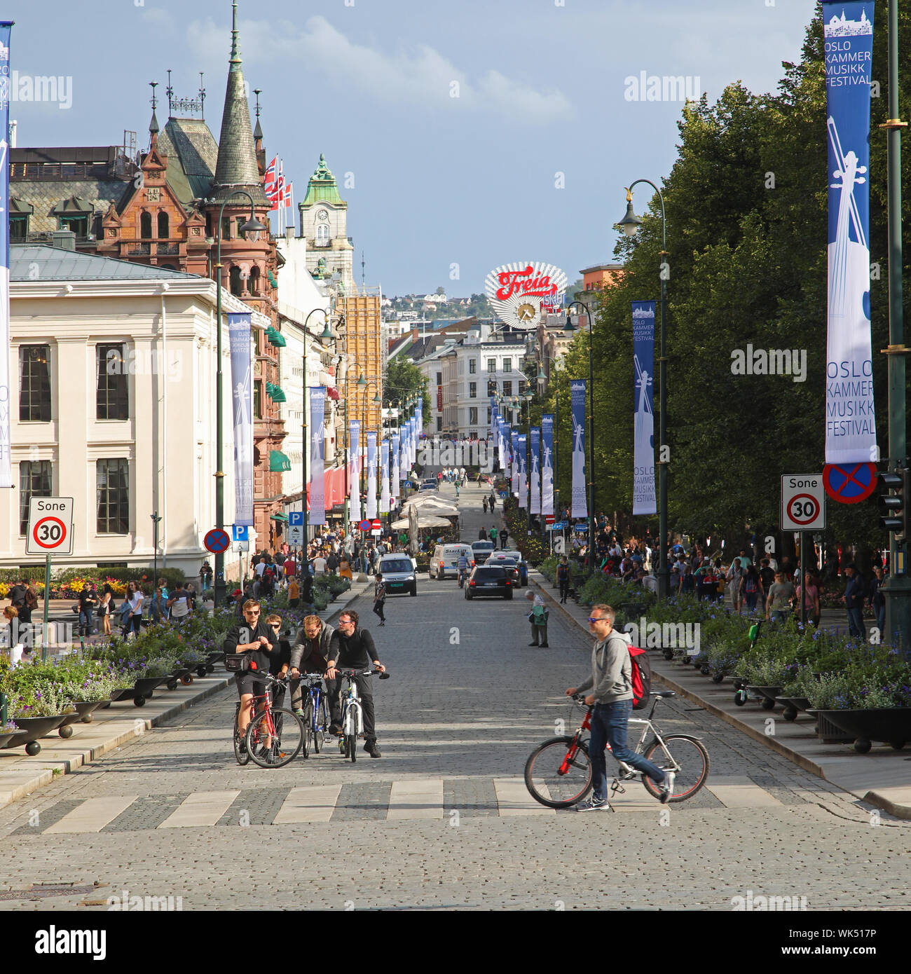 Les gens dans la rue Karl Johans Gate, Oslo Banque D'Images