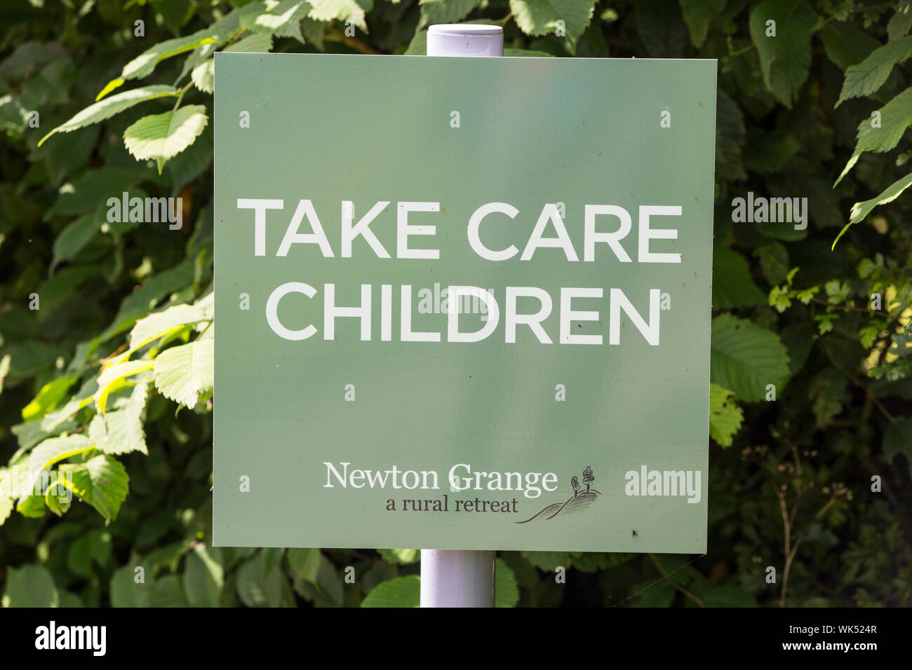 Prendre soin d'un signe d'enfants dans le Yorkshire, UK. Banque D'Images