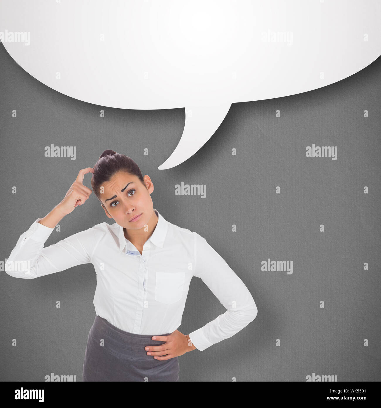 Inquiets businesswoman contre bulle Banque D'Images
