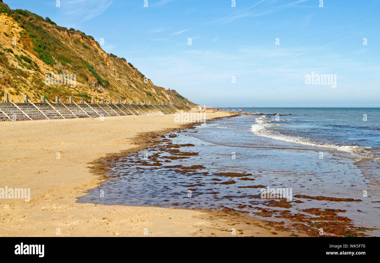 Une vue sur la plage et les falaises de l'ouest en été dans la région de North Norfolk à Mundesley, Norfolk, Angleterre, Royaume-Uni, Europe. Banque D'Images