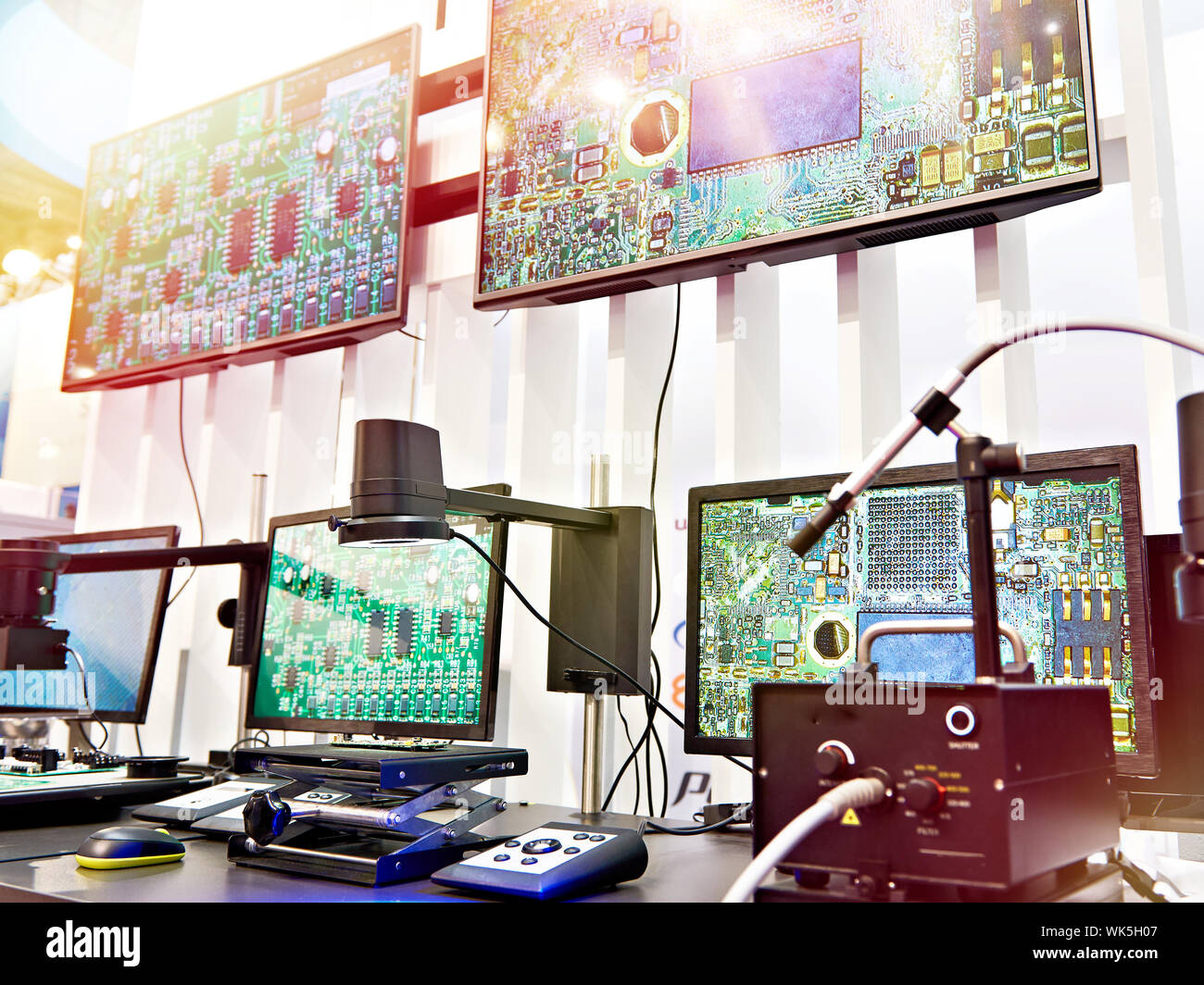 Des microscopes numériques avec des observateurs d'un laboratoire de contrôle de la qualité Banque D'Images