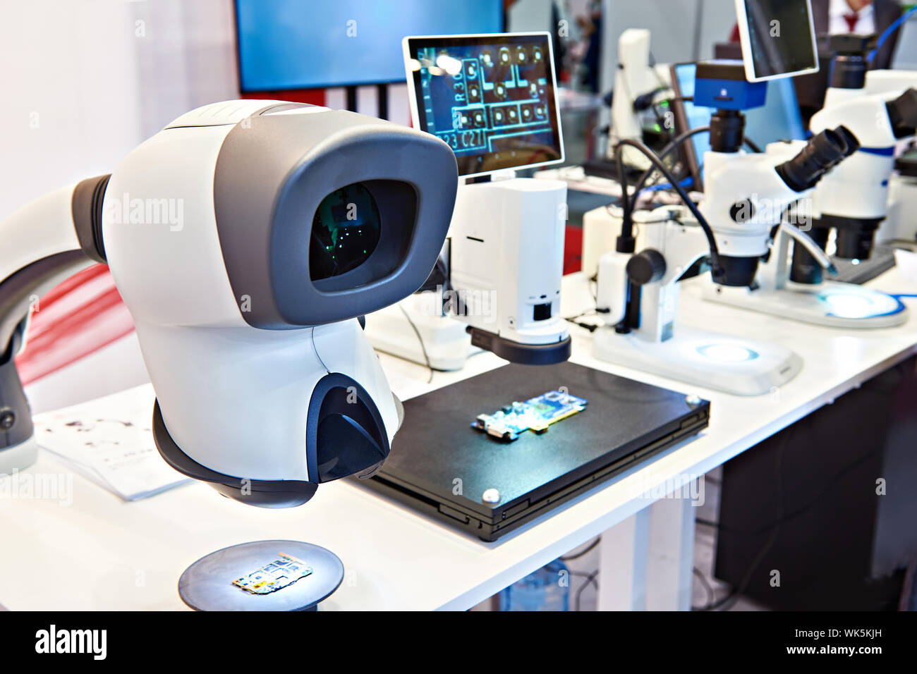 Avec moniteur au microscope de mesure dans la fabrication de pièces de contrôle Banque D'Images