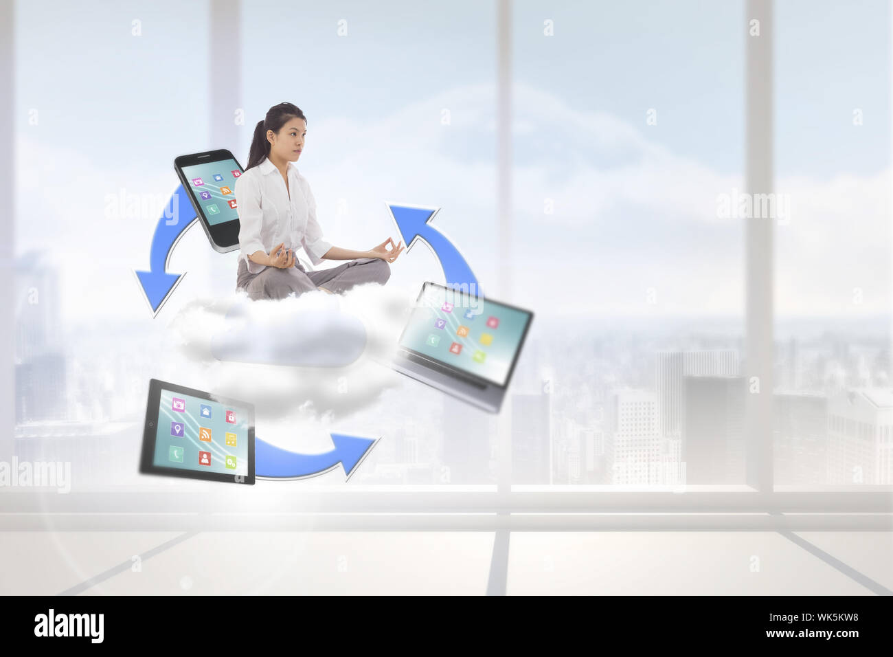 Businesswoman sitting in lotus pose contre chambre blanc brillant avec windows Banque D'Images