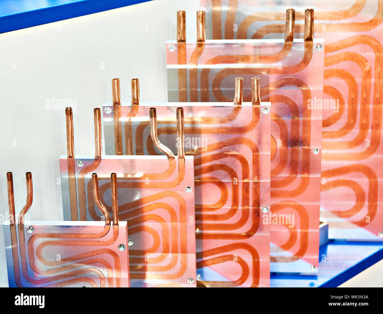 Radiateurs en métal avec des tubes en cuivre à l'exhibition stand Banque D'Images