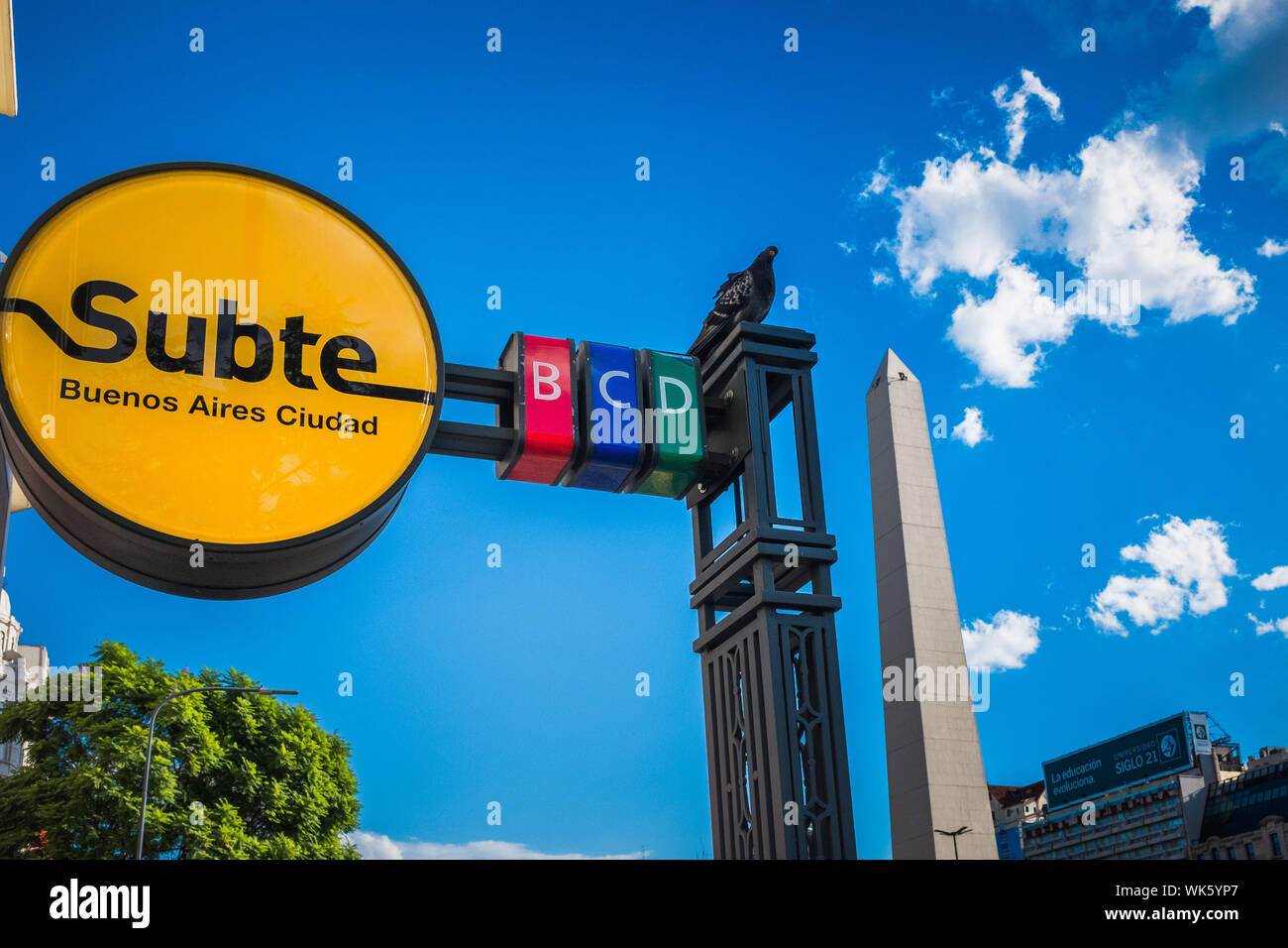 L'ARGENTINE, Buenos Aires : l'Juillet 9e Avenue (avenida 9 de Julio) en est le plus grand dans le monde de l'avenue (jusqu'à 125 mètres de large). Il tient son nom de t Banque D'Images