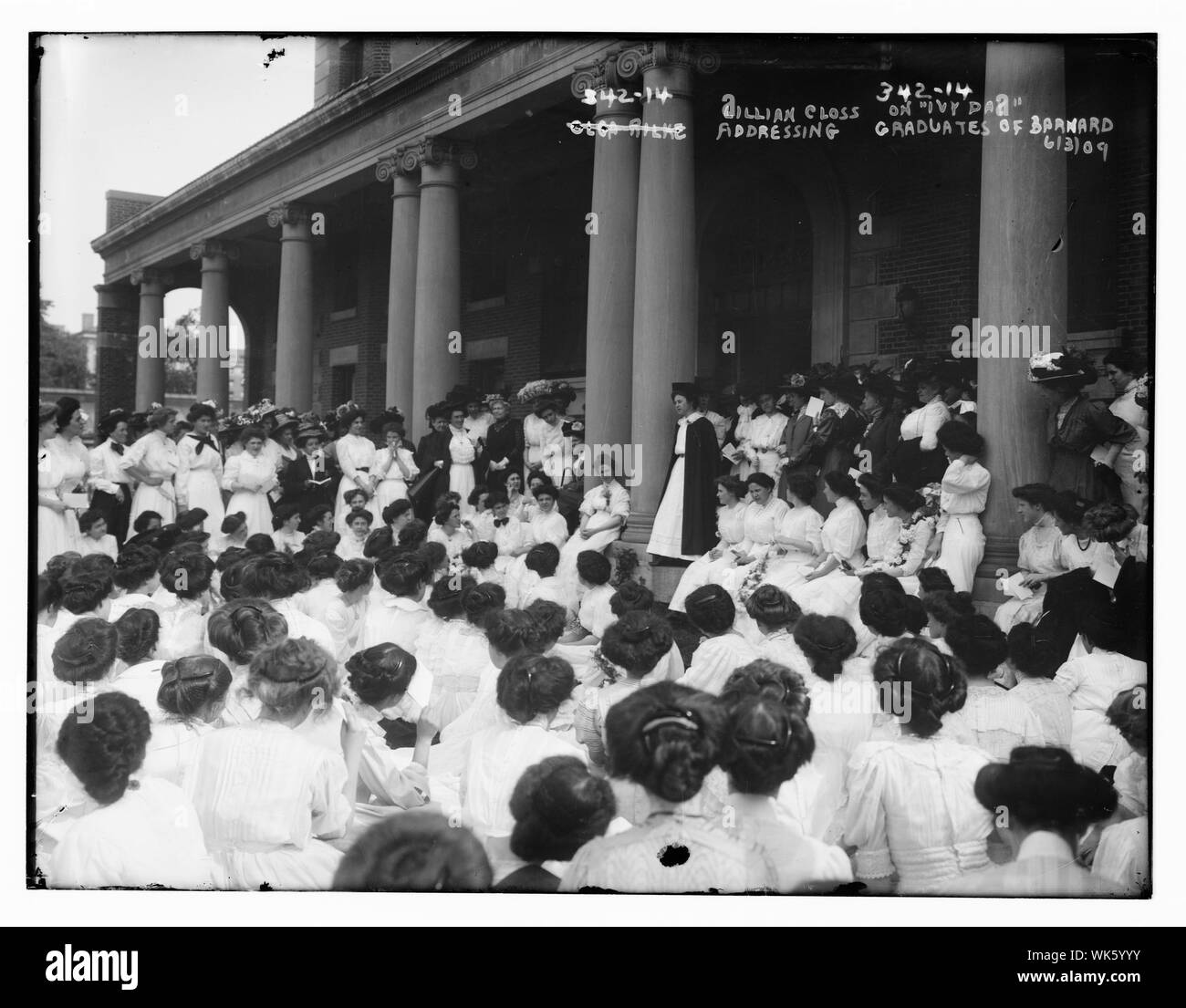 Ivy Day : Lillian Closs traitant des Grads Barnard Banque D'Images