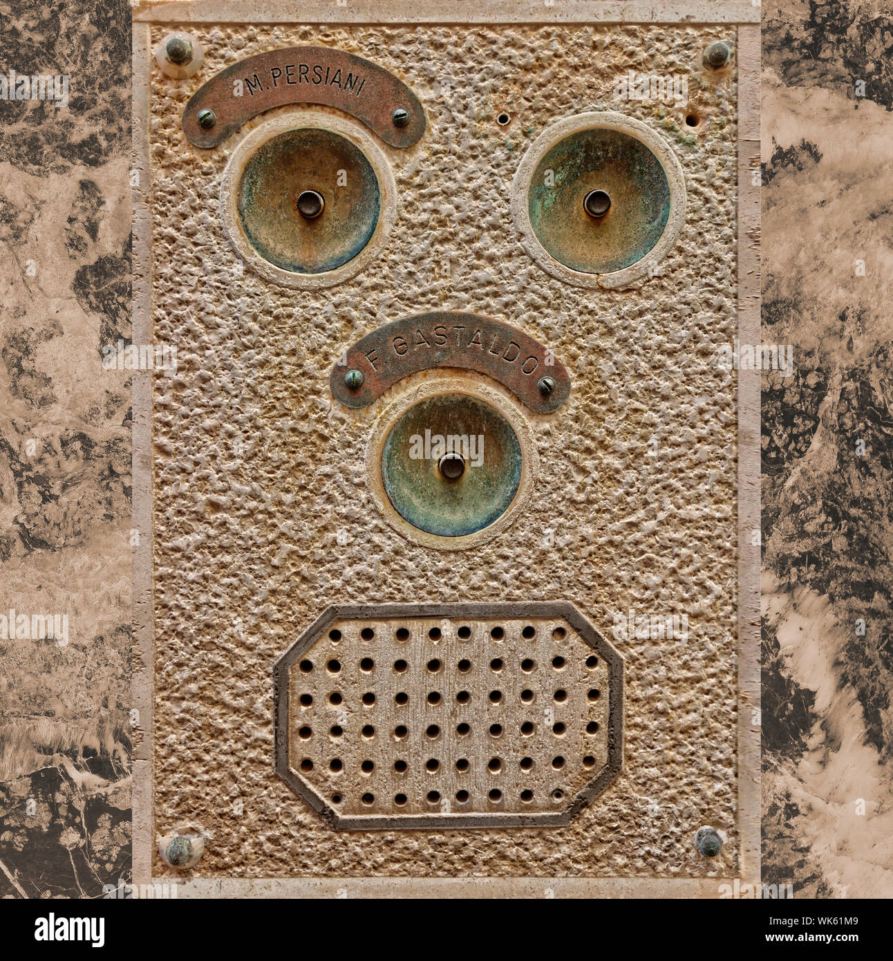 Interphone et de sonnerie avec facia face-comme l'aspect d'un bloc d'appartement à Venise, Italie. Banque D'Images