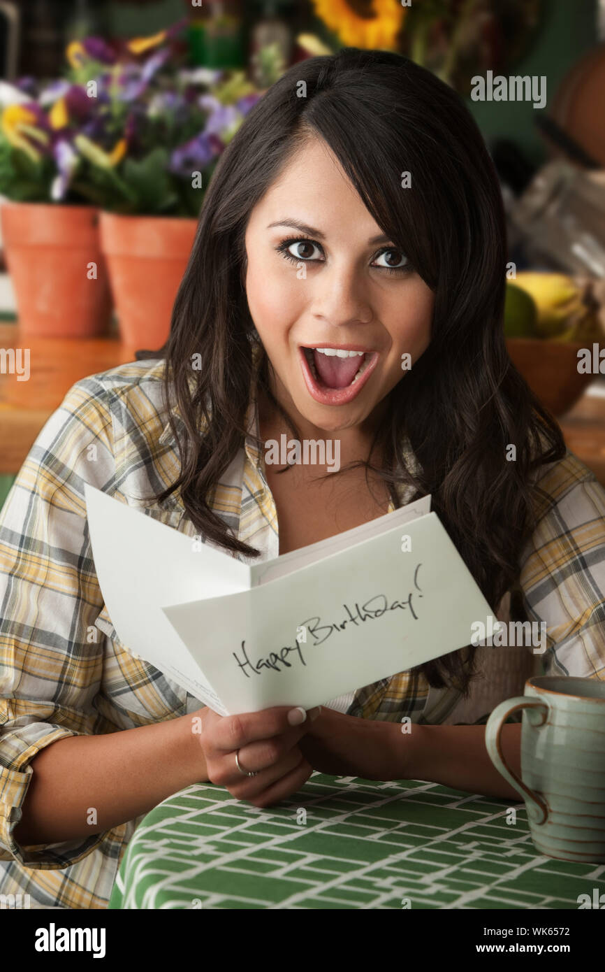 Belle Latina Woman at Table in Kitchen Carte d'anniversaire Banque D'Images