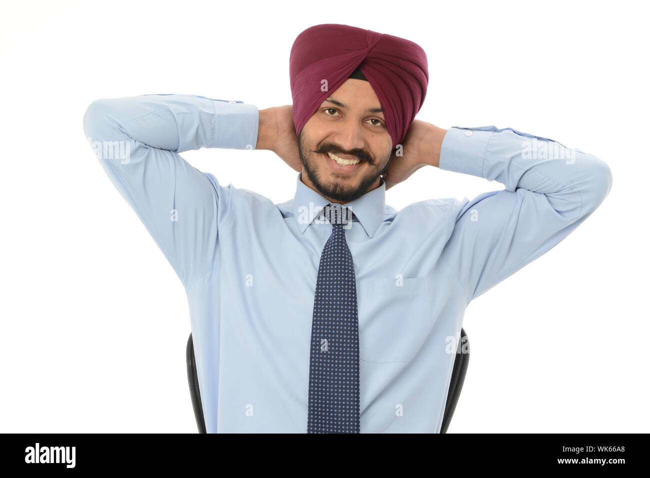 Portrait d'un homme d'affaires indien souriant avec ses mains derrière la tête Banque D'Images