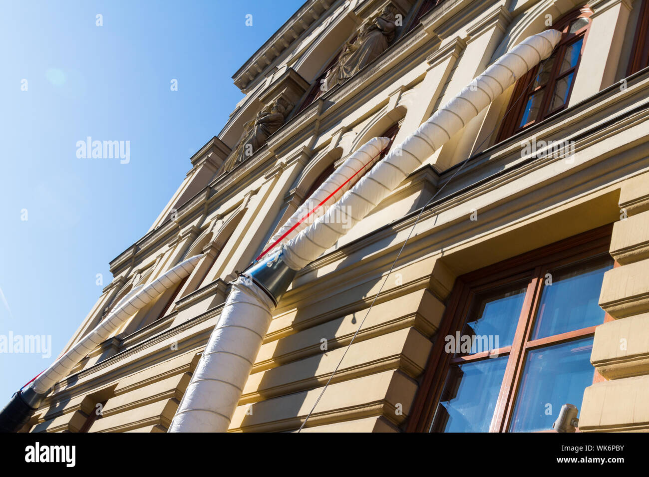 Les tuyaux de climatisation extérieur fixe temporairement sur conference centre de Sopron, Hongrie Banque D'Images