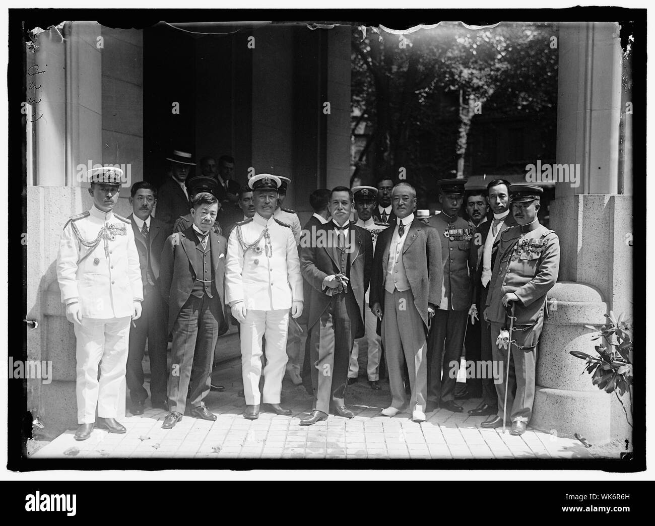 MISSION japonaise à l'arrivée des États-Unis, le 13 août 1917. COMDR. ANDO, Marine impériale japonaise ; MASSANAO HANIHARA, CONSUL GEN. Au SAN. FR. : VICE-ADM. TAKESHITA;VICOMTE ISHII, CHEF DE LA MISSION ; l'AMBASSADEUR SATO ; LE MAJ. GEN. SUGANO AVEC MÉDAILLES ; MATSUZONAG Banque D'Images