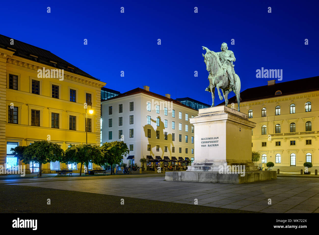Statue équestre de Churfuerst Maximilian de Bavière, Wittelsbacher place, rue Brienner, Munich, Bavière, Allemagne. Dans l'arrière-plan une partie de la Banque D'Images