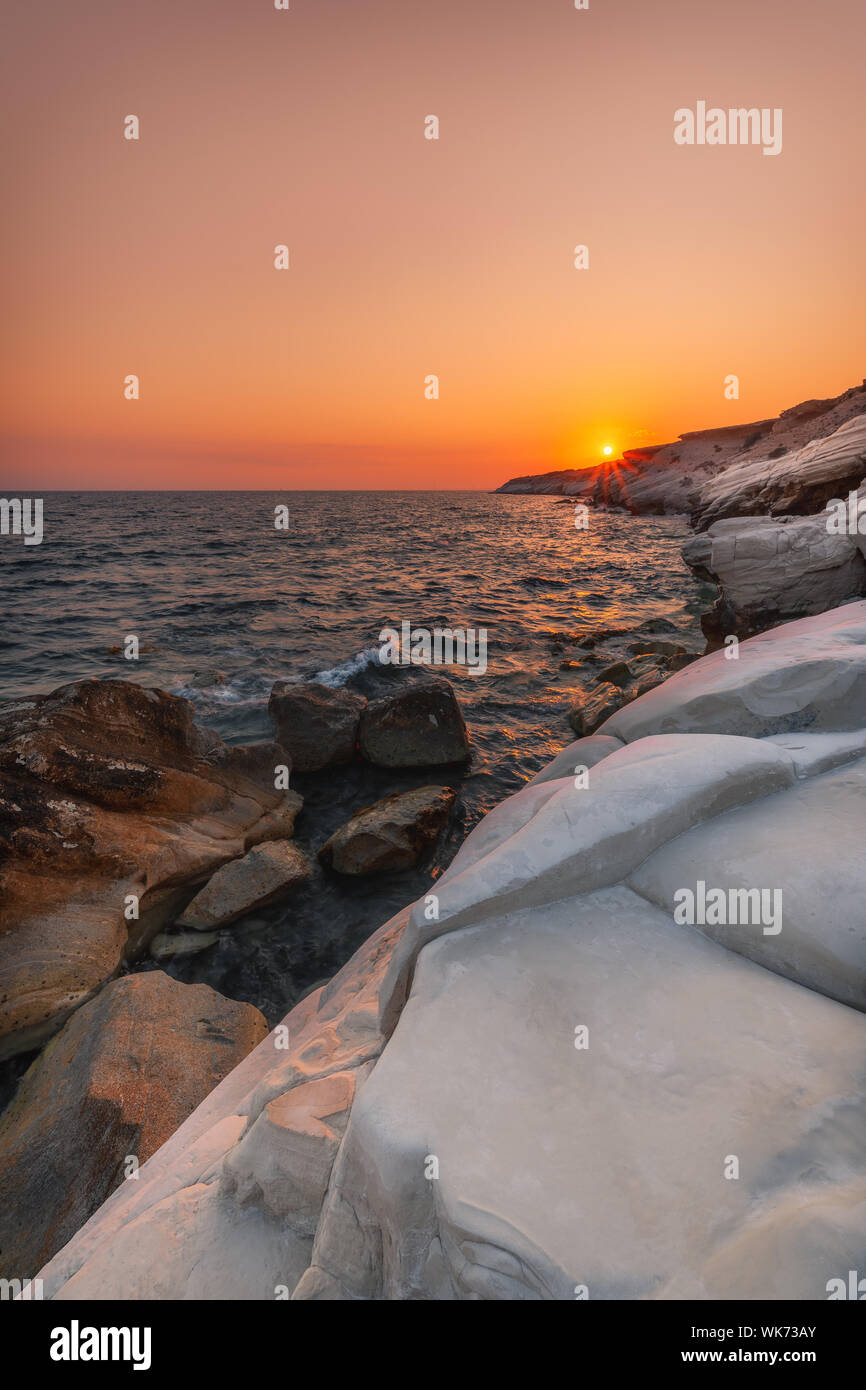 Pierres blanches plage près de Limassol, Chypre sur un coucher de soleil Banque D'Images