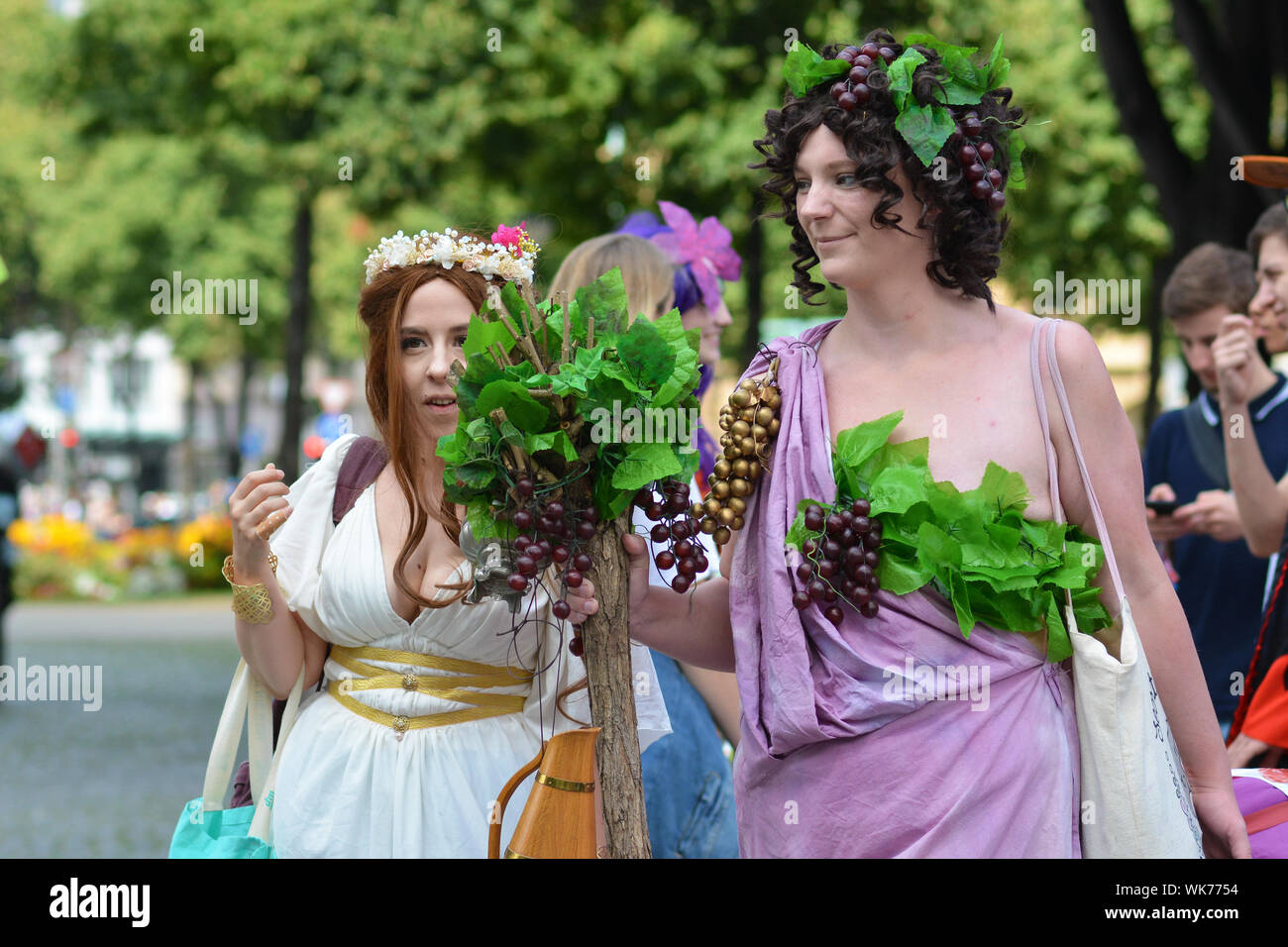 Dionysos et Ariane cosplayeurs en pleine marche costumes par au parc public à Mannheim au cours anuel Anime et Manga Banque D'Images