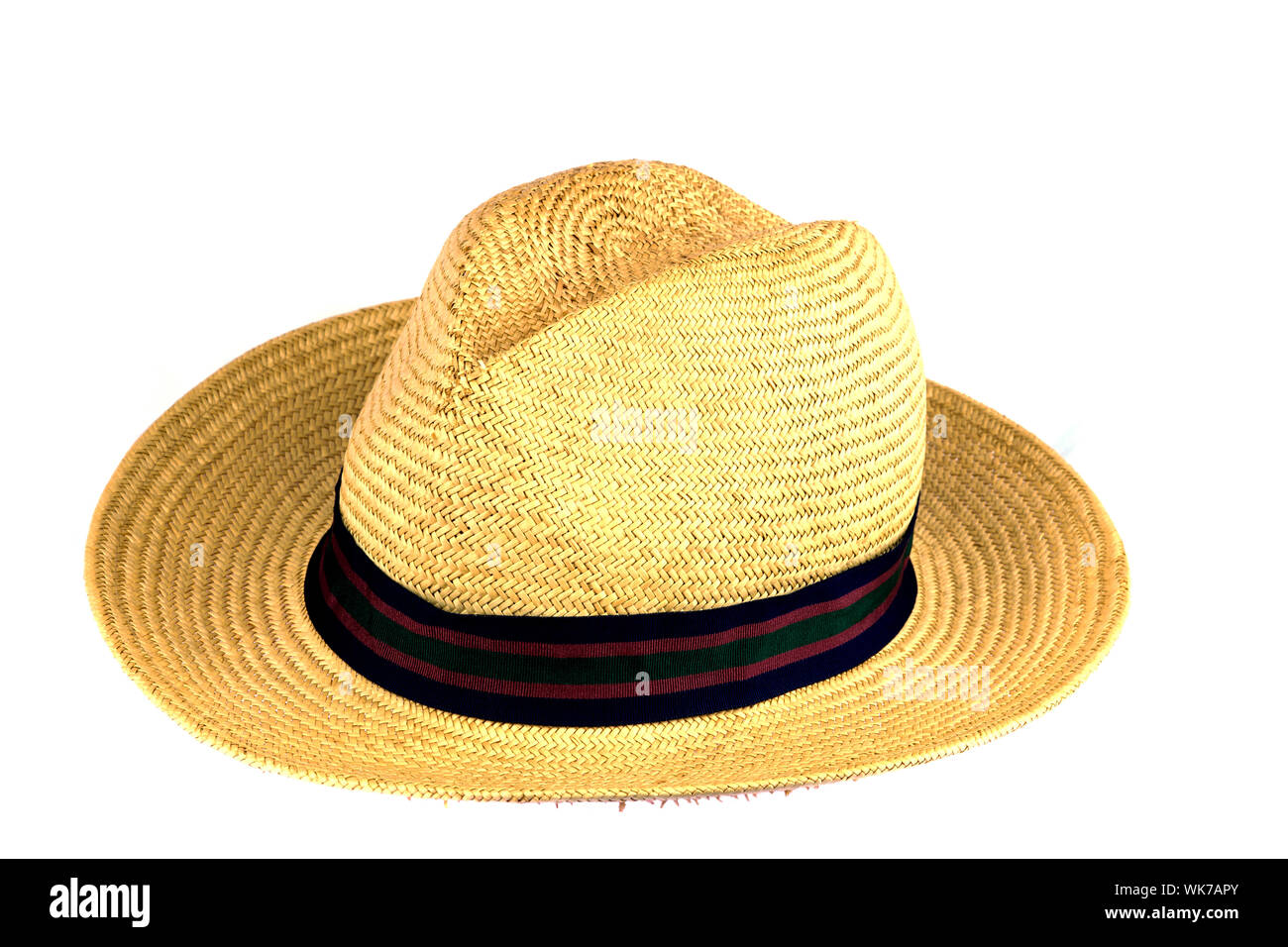 Un vieux chapeau de paille isolé sur fond blanc Banque D'Images