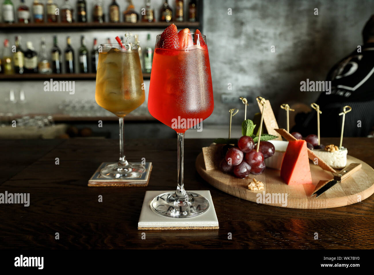 Happy hour drink on table Banque de photographies et d’images à haute