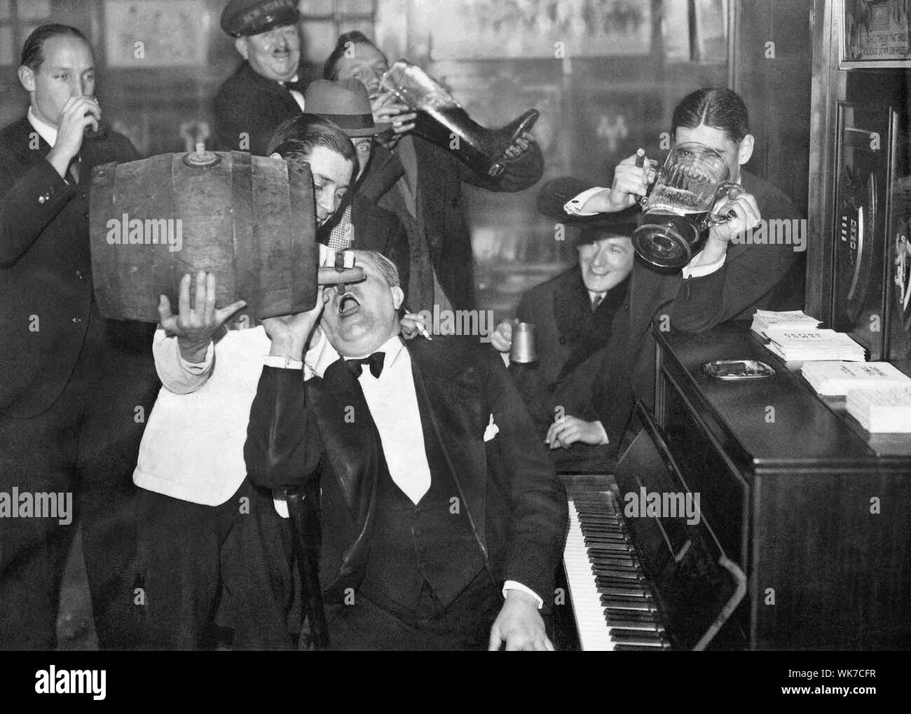 Les Américains en visite à Paris a célébré la fin de la Prohibition aux États-Unis dans un "vrai deux-fisted," a déclaré sa légende originale. Banque D'Images