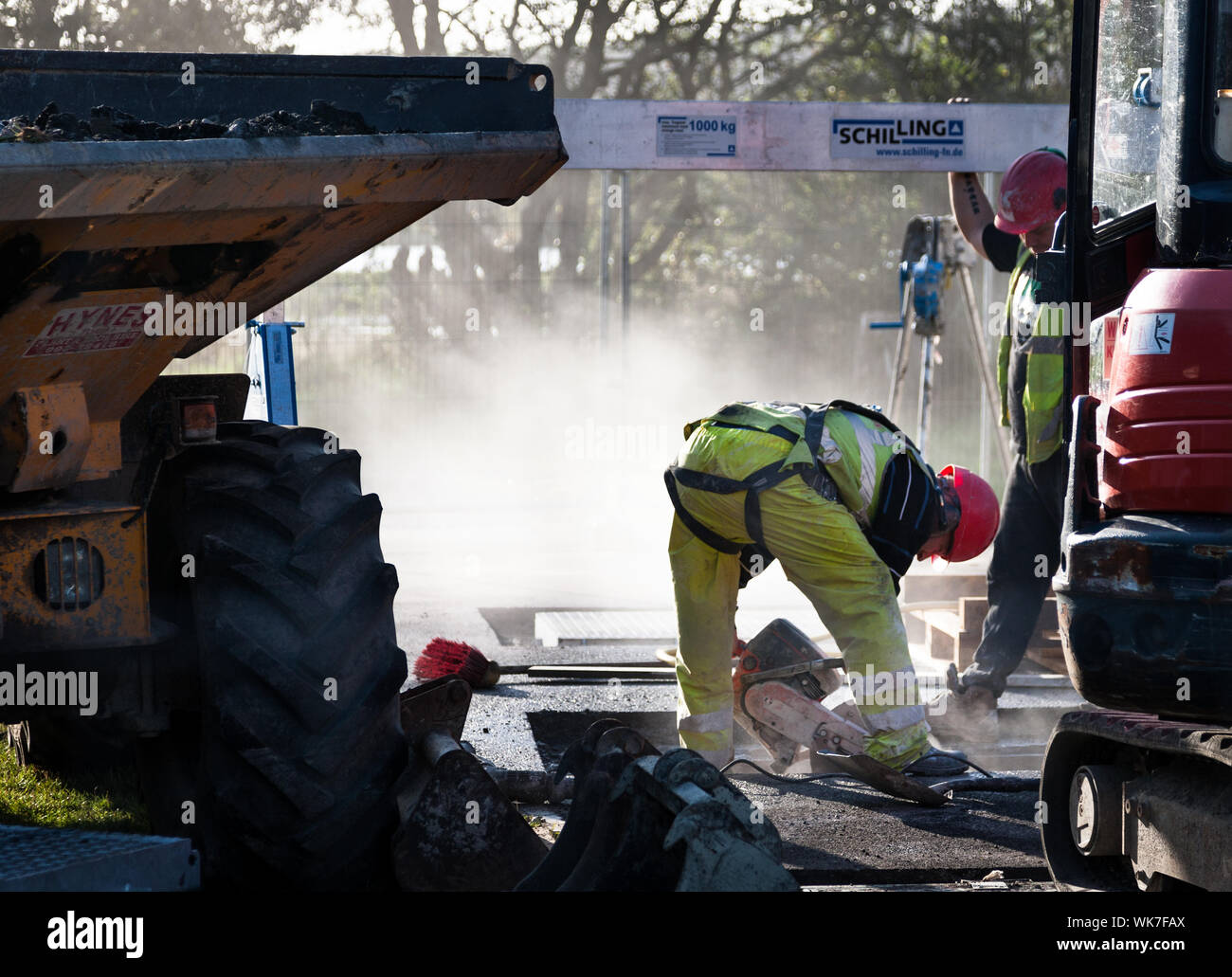 Carrigaline, Cork, Irlande. Le 04 septembre, 2019. Les travailleurs de la construction en pierre de coupe sur un sentier dans le parc communautaire à Carrigaline Co., de Cork, Irlande Banque D'Images