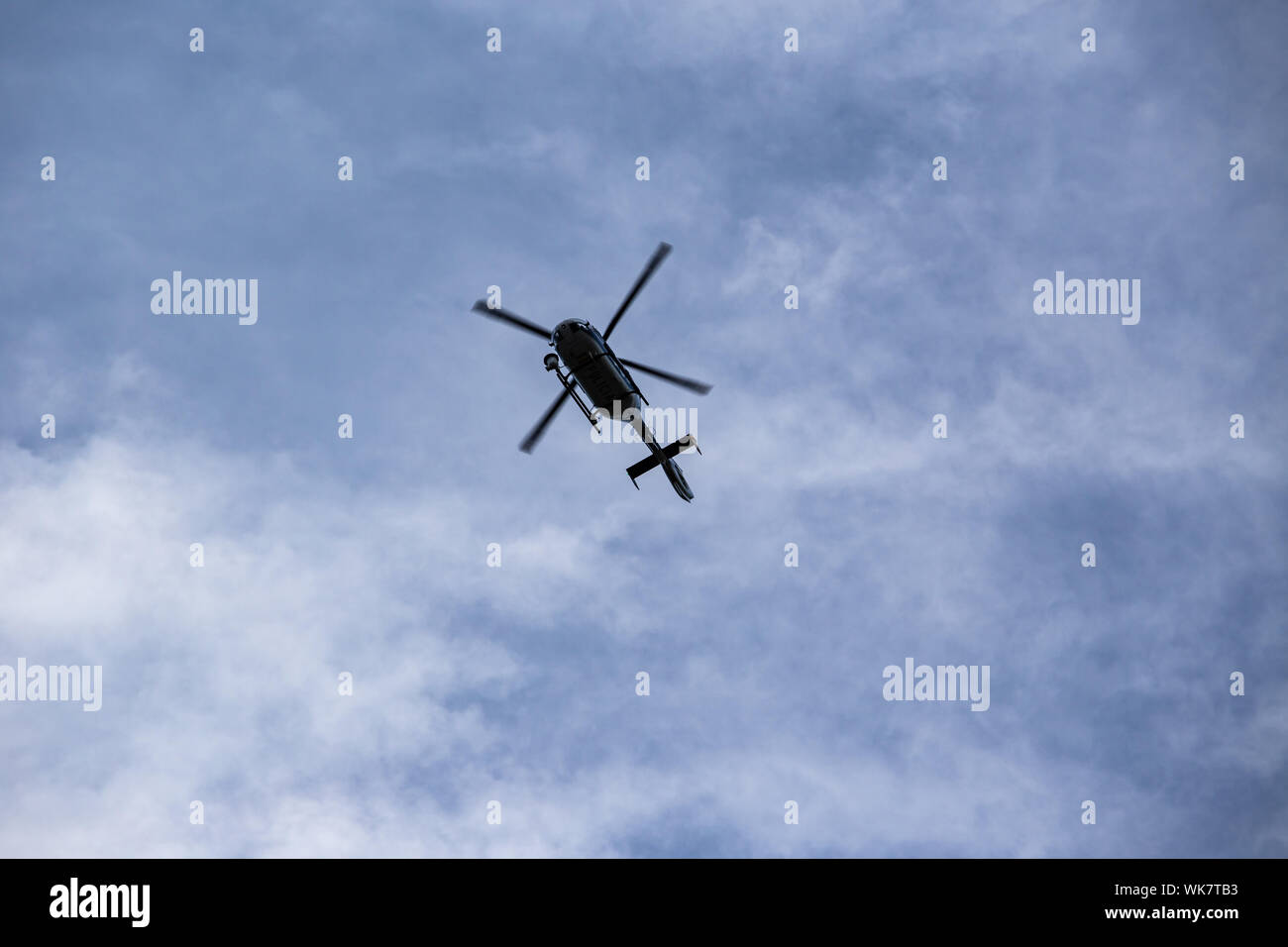 Santiago de Compostela, Espagne ; 24 juillet 2019 : la police espagnole avec hélicoptère volant au-dessus de l'appareil photo Banque D'Images
