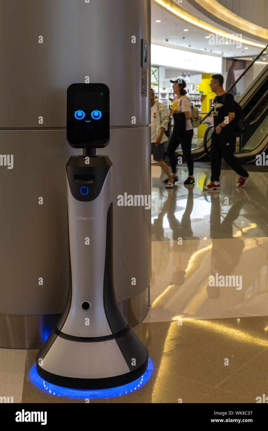 Smiling robot en service à un centre commercial haut de gamme à Shenzhen, Chine Banque D'Images