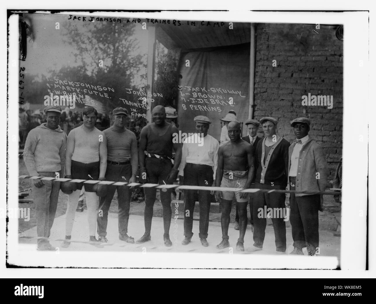 Jack Johnson & trainer au camp- Marty Cutle, W. Burns, ch. Respress, Jack Gibril, J. DeBray, Perkins Banque D'Images