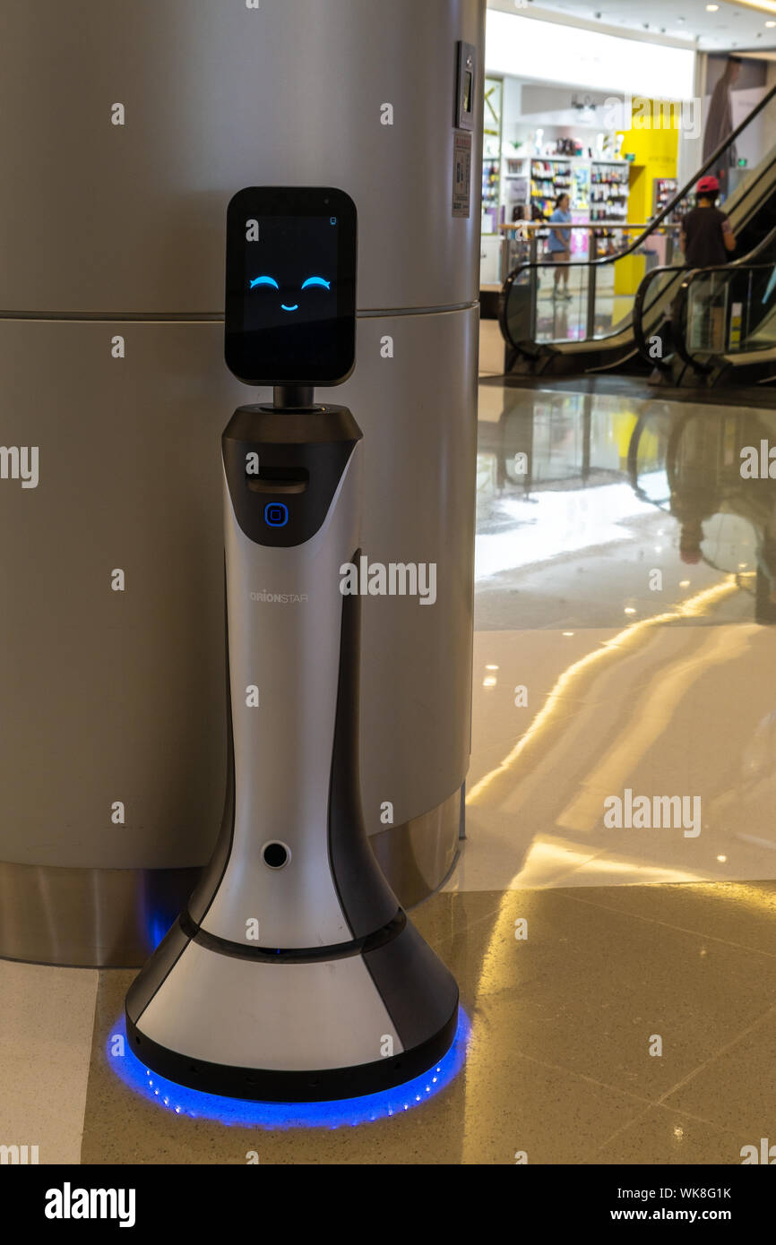 Smiling robot en service à un centre commercial haut de gamme à Shenzhen, Chine Banque D'Images