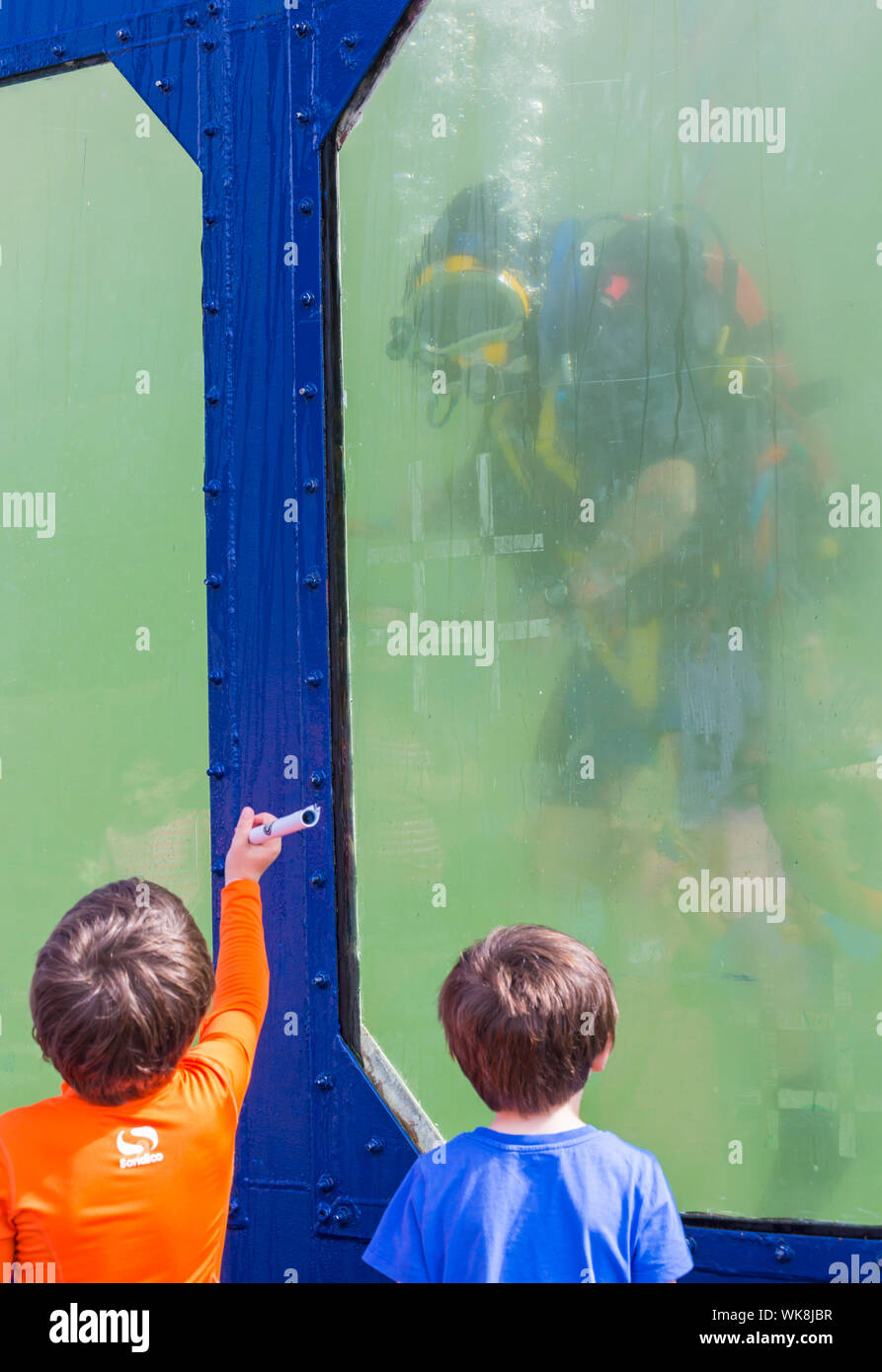 En plongée bouteille de plongée, plongée à l'air du réservoir, Bournemouth, Dorset UK Festival en août Banque D'Images