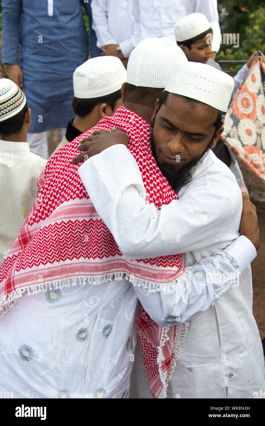 Les hommes musulmans à étreindre l'autre, Jama Masjid, Old Delhi, Inde Banque D'Images