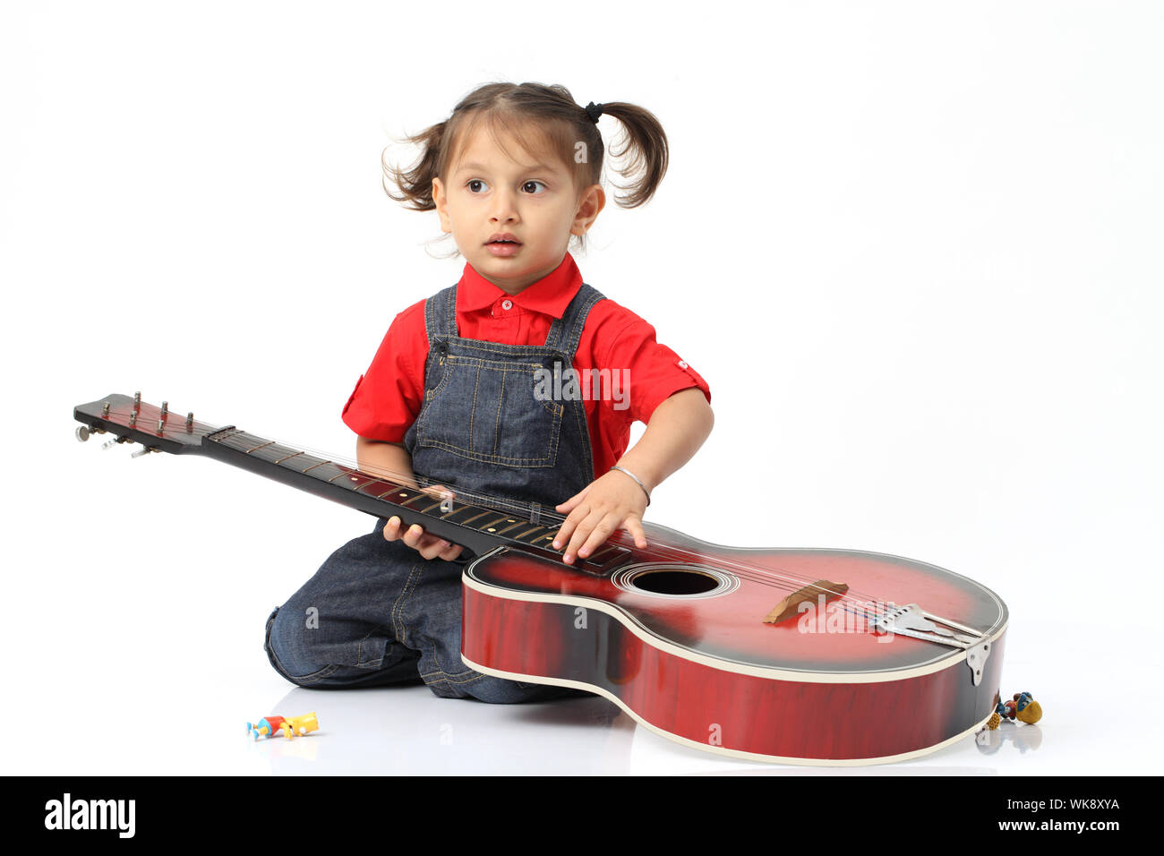 Petite Fille Jouant De La Guitare Banque D'Images et Photos Libres De  Droits. Image 162858138