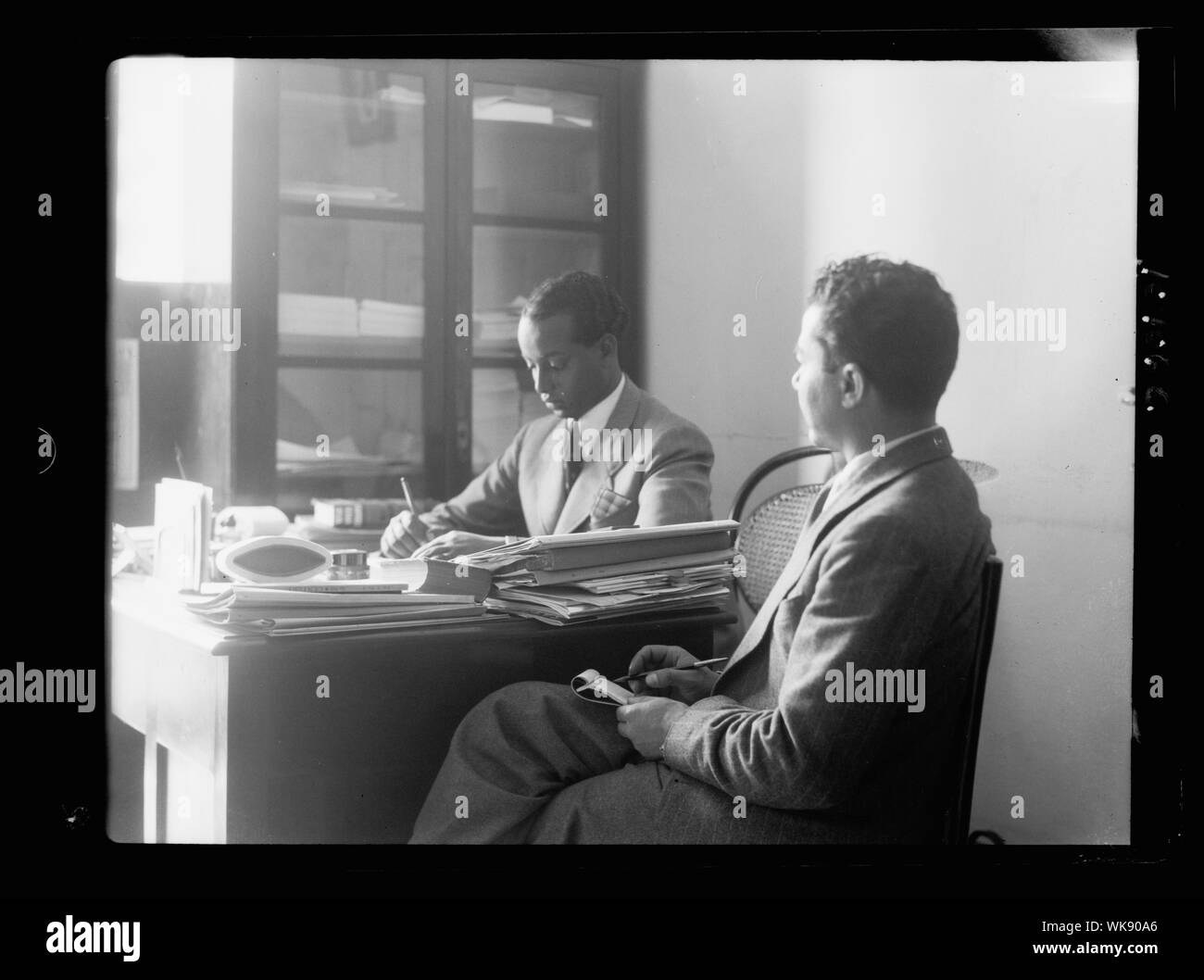 Jacob Simon à Lydda et interviewer Eth. c.-à-d., consul Éthiopien Banque D'Images