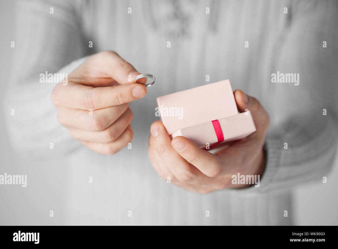 Man holding anneau de mariage et boîte-cadeau Banque D'Images