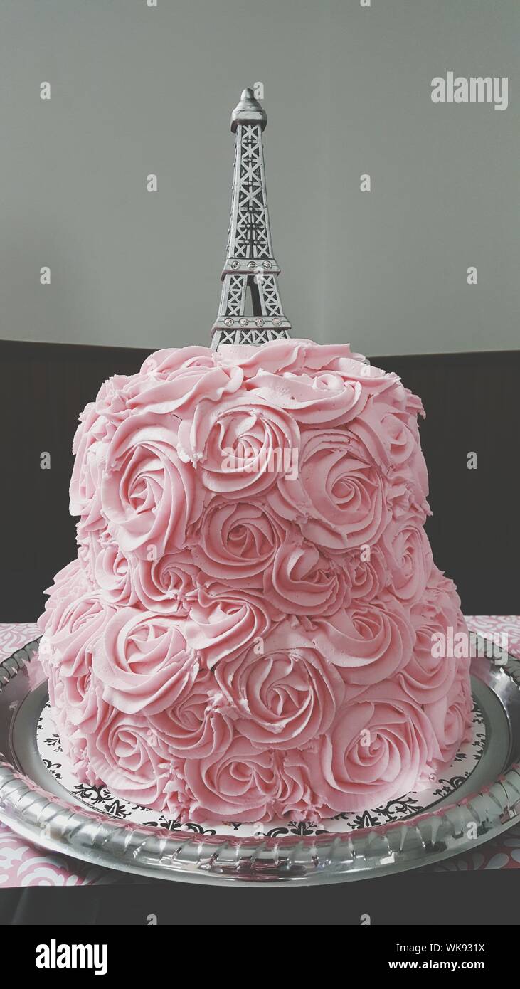 Tour Eiffel Replique Sur Gateau Forme Rose Photo Stock Alamy