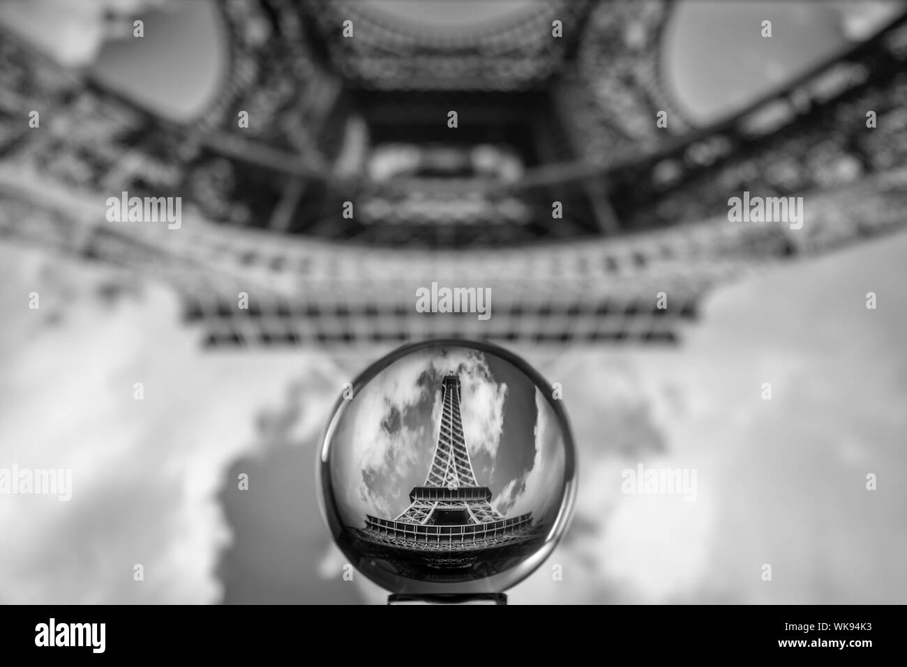 La Tour Eiffel vue à travers une boule de cristal, Paris France Banque D'Images