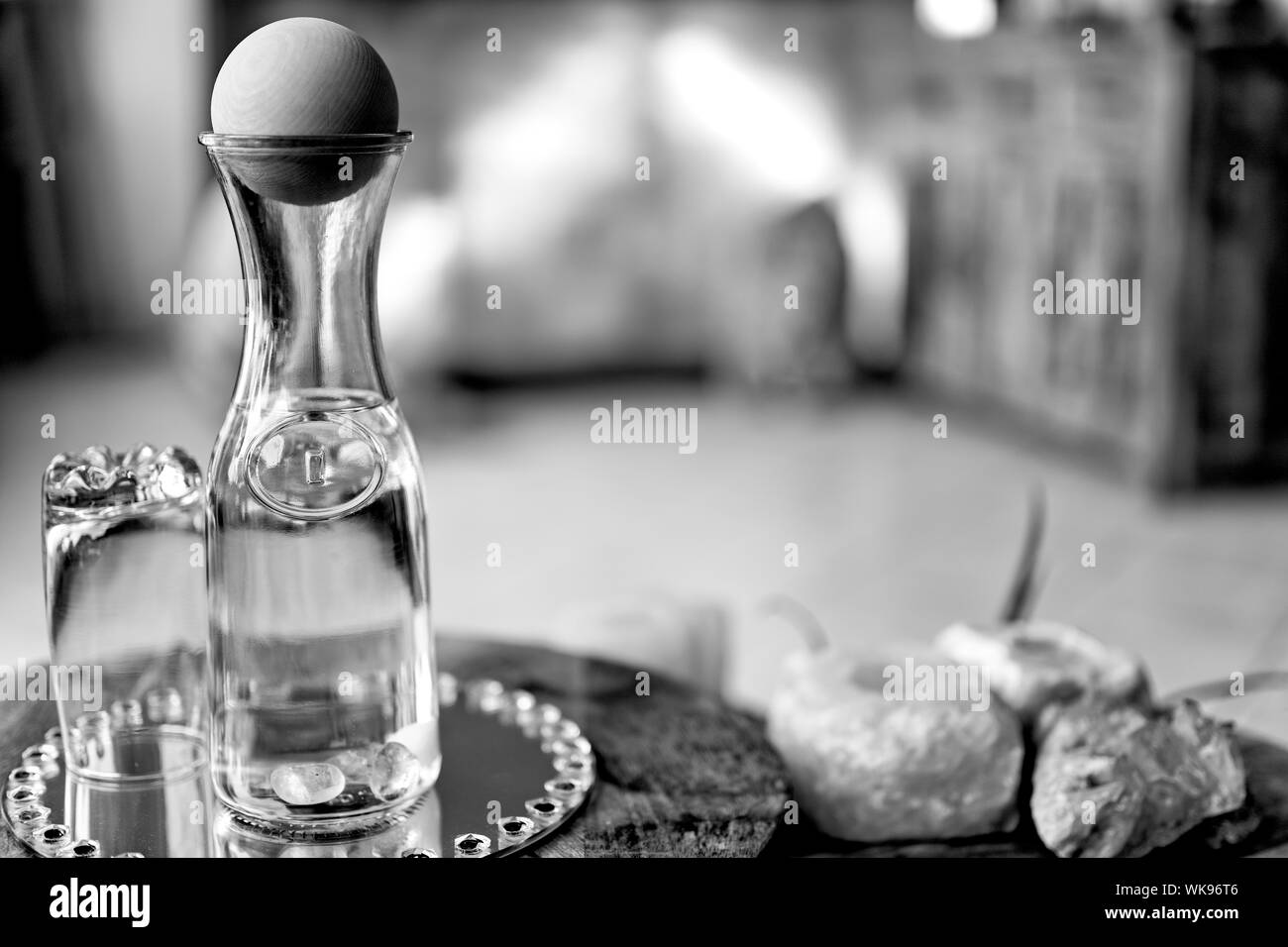 Verre d'eau et bouteille sur une table noir et blanc Banque D'Images