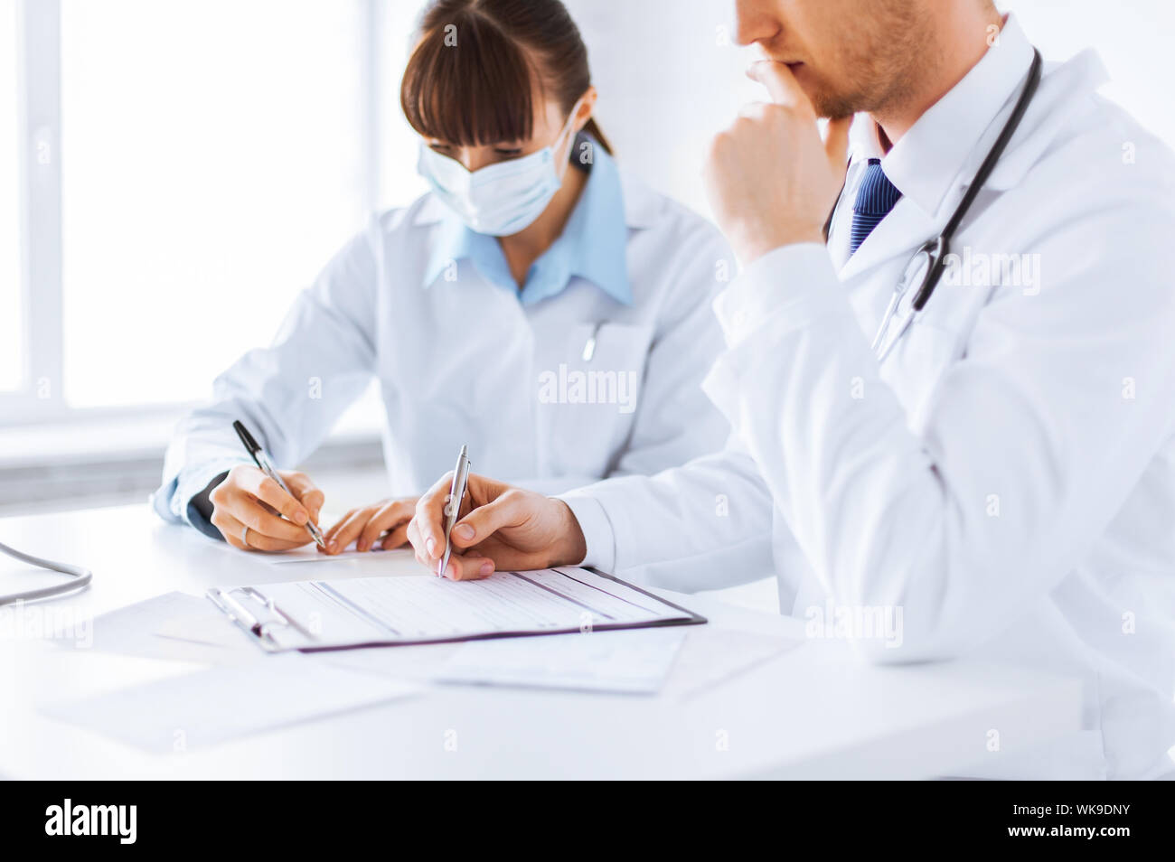 Médecin et l'infirmière l'écriture papier d'ordonnance Banque D'Images