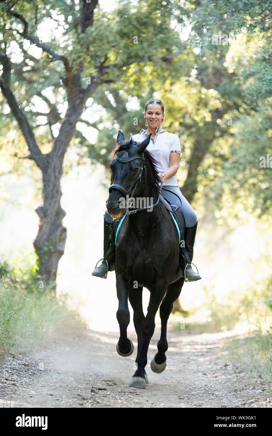 Équitation fille sont sa formation cheval noir Banque D'Images